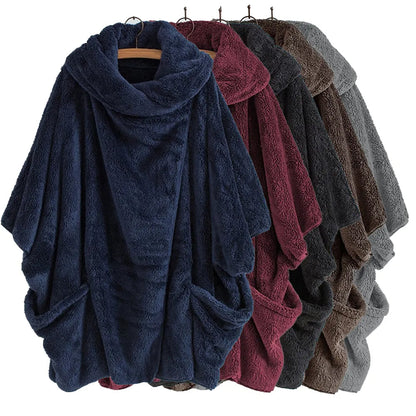 Flauschige Kapuzenponchos in Blau, Rot, Grau und Braun, ideal für gemütliche Abende.