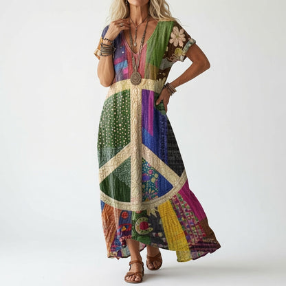 Frau im Kleid mit buntem Patchwork-Look und großem Friedenszeichen auf dem Rock, dazu Armreifen und Sandalen. 2