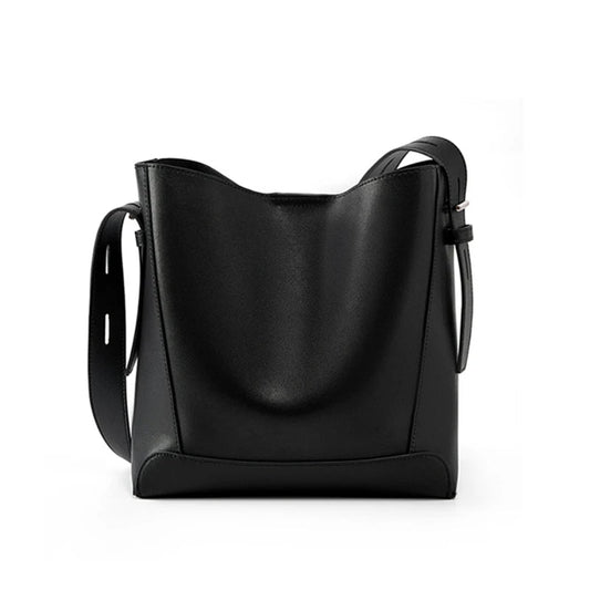 Schwarze Lederhandtasche mit verstellbarem Schulterriemen, modisch und elegant.