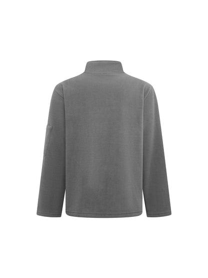 Rückansicht der mittelgrauen Fleecejacke mit Stehkragen, einfarbigem Rücken und Ärmeltasche an der linken Seite. 10
