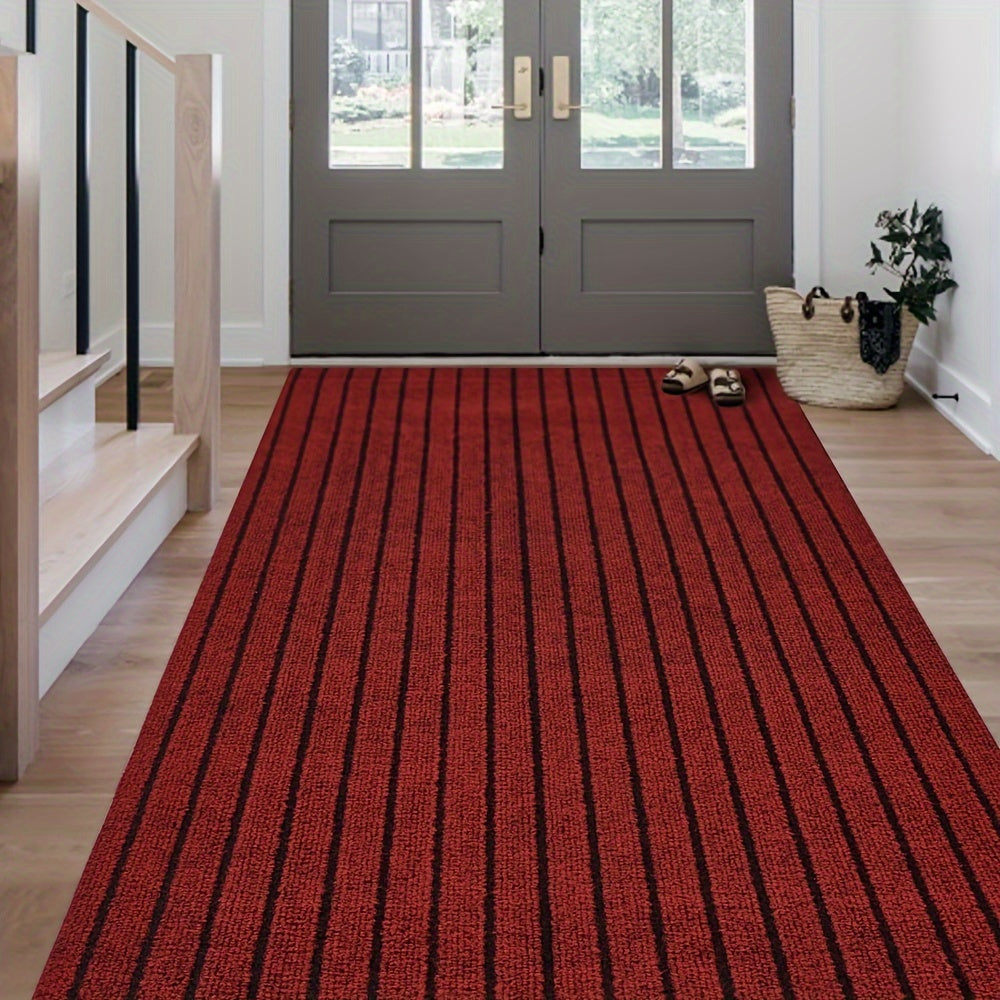 Roter gestreifter Teppichläufer im Flur, moderne Inneneinrichtung, Holzboden, Eingangstür.