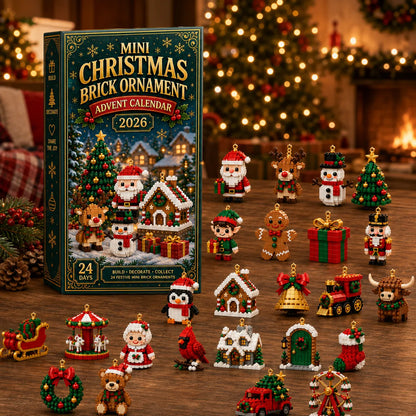 Grüne Kalenderschachtel vor Kamin und Tannenbaum, davor alle 24 fertig gebauten Mini-Figuren mit Aufhängeösen auf einem Holztisch verteilt. 2