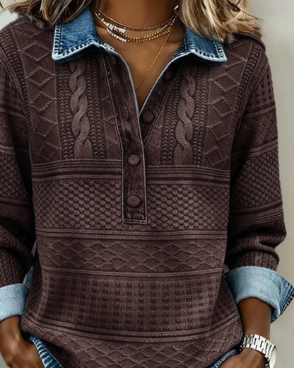 Detailansicht von Jeanskragen, Zopfmuster und Knopfleiste des braunen Pullovers, getragen mit Halsketten und Armbanduhr 9