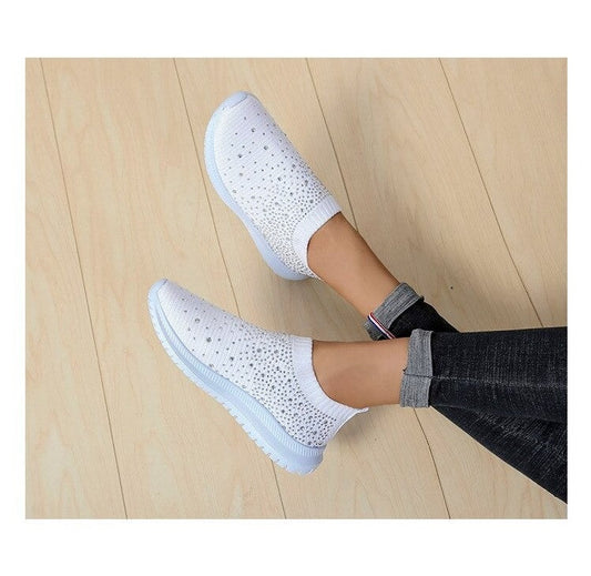 Weiße Damen-Sneaker mit Strass, atmungsaktiv, rutschfest, bequem, modisch, auf Holzfußboden.