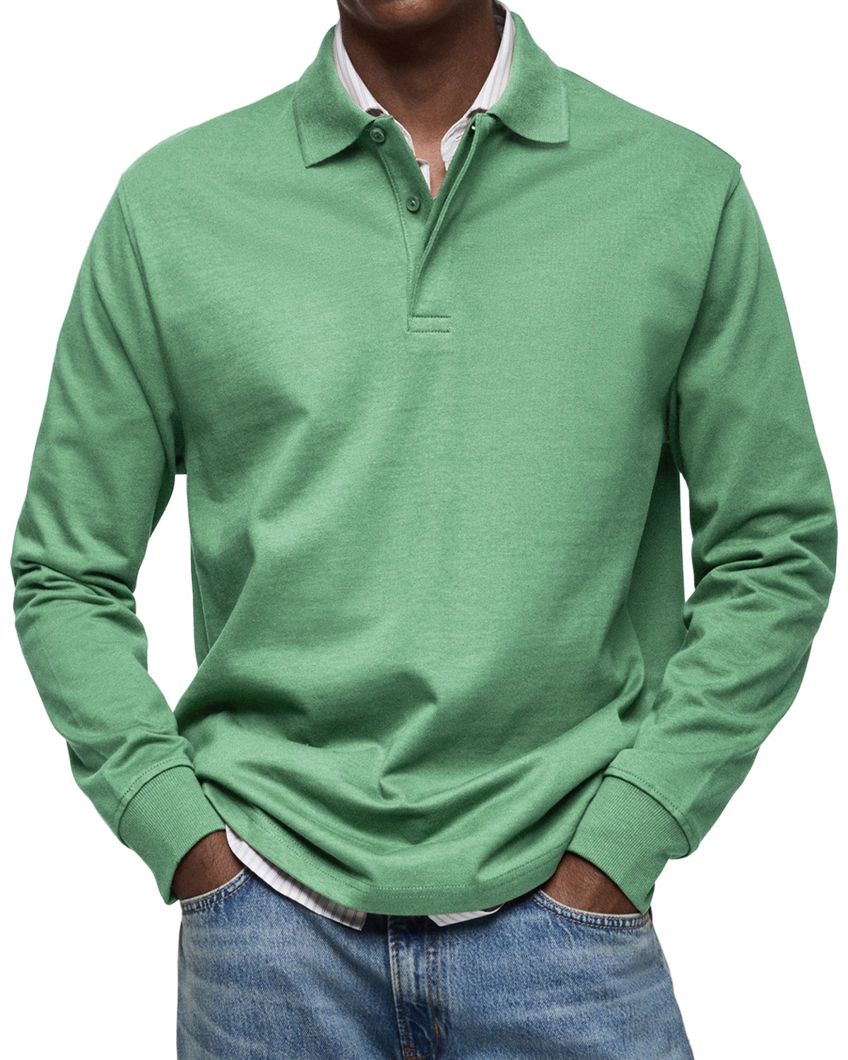 Langarm-Poloshirt in Grün am Model, Frontansicht mit Polokragen und Rippbündchen, darunter ein gestreiftes Hemd. 7