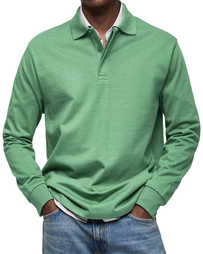 Langarm-Poloshirt in Grün am Model, Frontansicht mit Polokragen und Rippbündchen, darunter ein gestreiftes Hemd. 7
