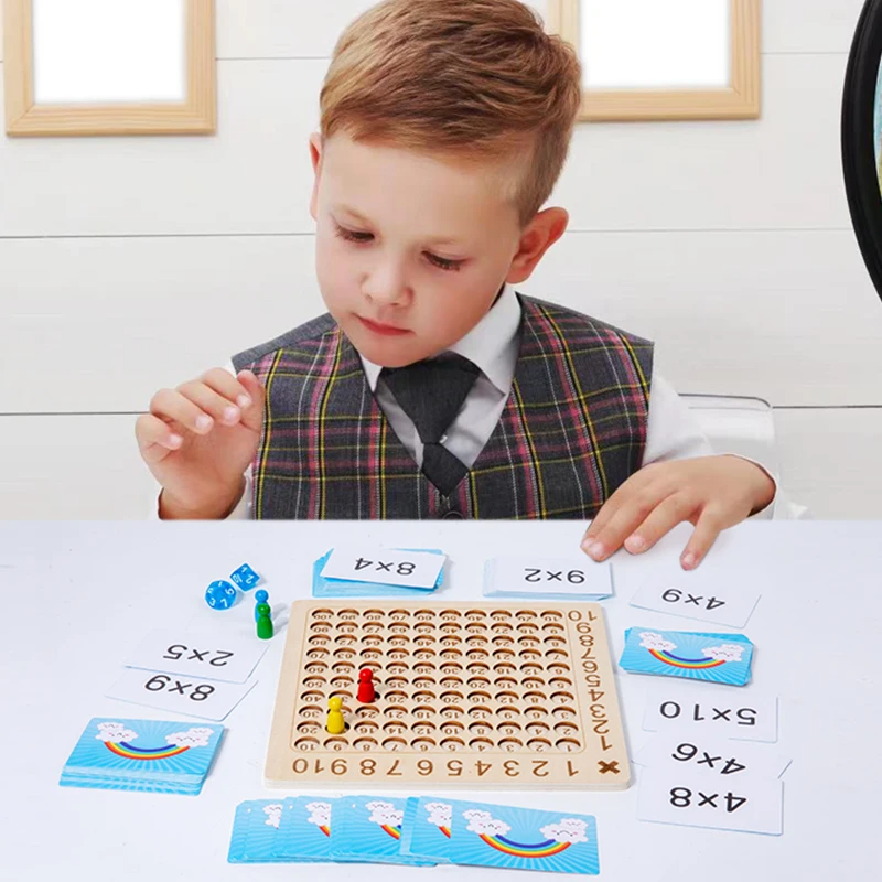 Junge spielt mit Montessori-Multiplikationsbrettspiel aus Holz, Lernspielzeug, Mathematik.