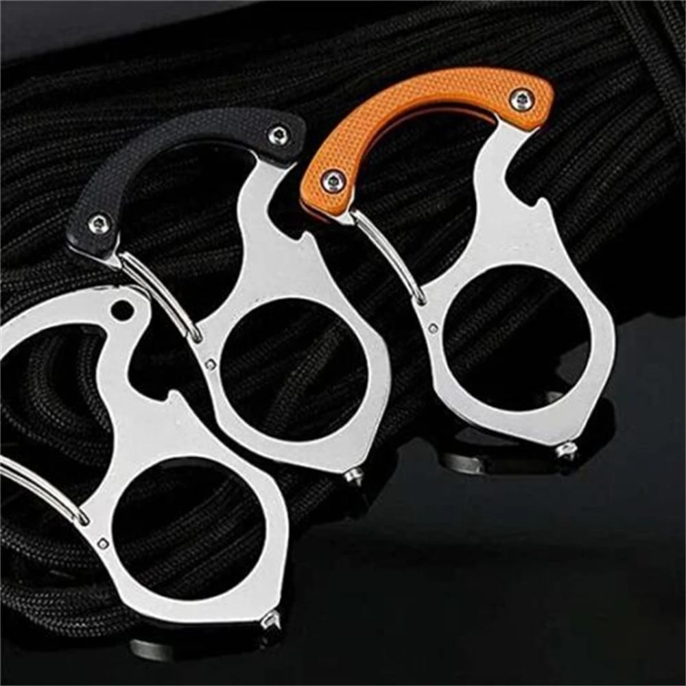 Drei Edelstahl-Karabiner mit schwarzem und orangem Griff nebeneinander auf geflochtener schwarzer Schnur. 3