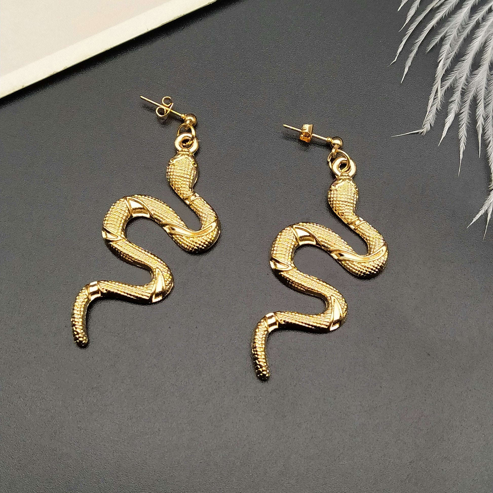 Goldene Schlangen-Ohrringe, Vintage-Stil, Damen-Accessoire, Retro-Design, Modeschmuck.