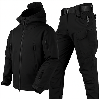 Schwarzes Set aus Kapuzenjacke und Cargohose mit Gürtel, freigestellt vor weißem Hintergrund, mit vielen Reißverschlusstaschen. 1