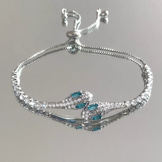Silbernes Armband mit blauen Edelsteinen, verstellbar, elegantes Schmuckdesign, Damenaccessoire.