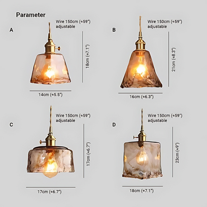 Vier hängende Glaslampen, verschiedene Formen, verstellbares Kabel, warmes Licht, modern.