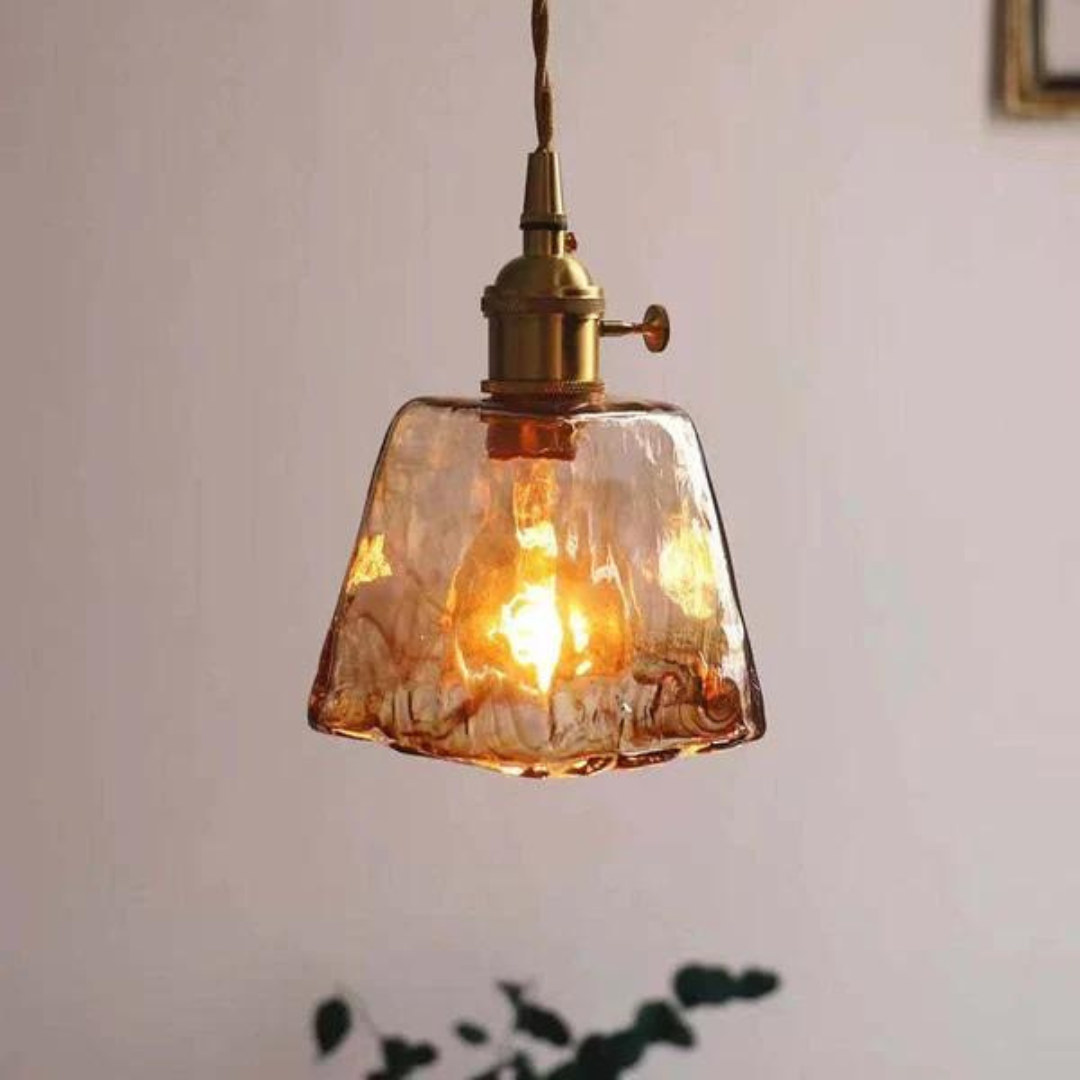 Vintage Hängelampe aus Glas, warmes Licht, Retro-Design, ideal für Wohnzimmer oder Esszimmer.