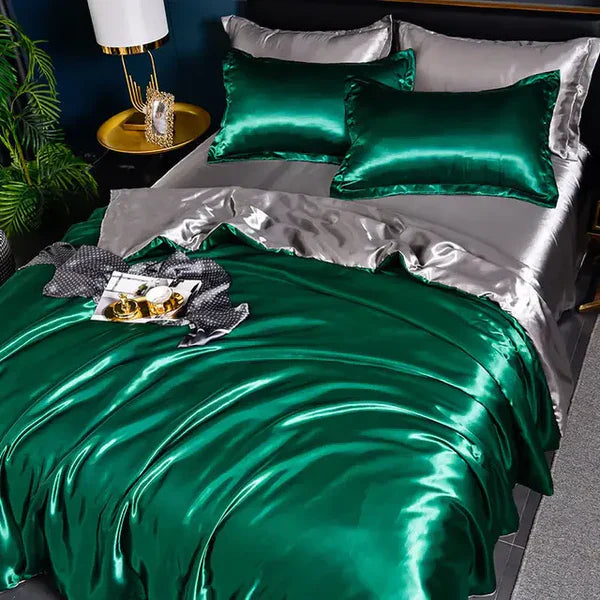 Grünes Seidensatin-Bettwäsche-Set mit Kissen, luxuriöses Schlafzimmer-Dekor.