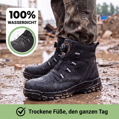 Schwarze Arbeitsstiefel mit Wassertropfen im Matsch auf einer Baustelle, getragen von einer Person in schmutziger Hose 5