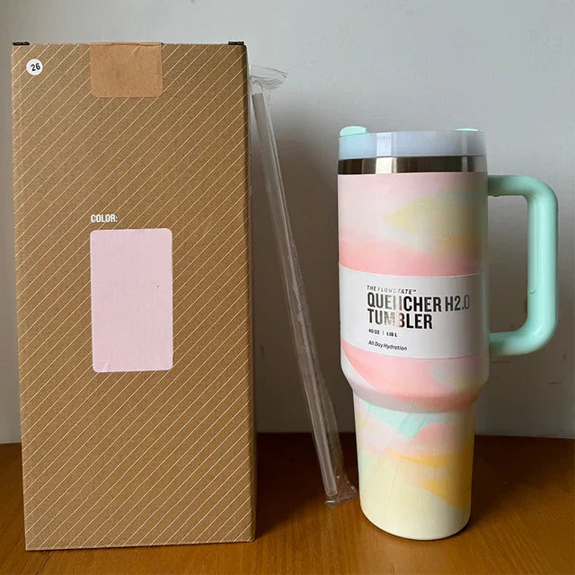 Pastellfarbener Quencher H2.0 Tumbler mit Griff, Edelstahl, 40 oz, neben Verpackung.
