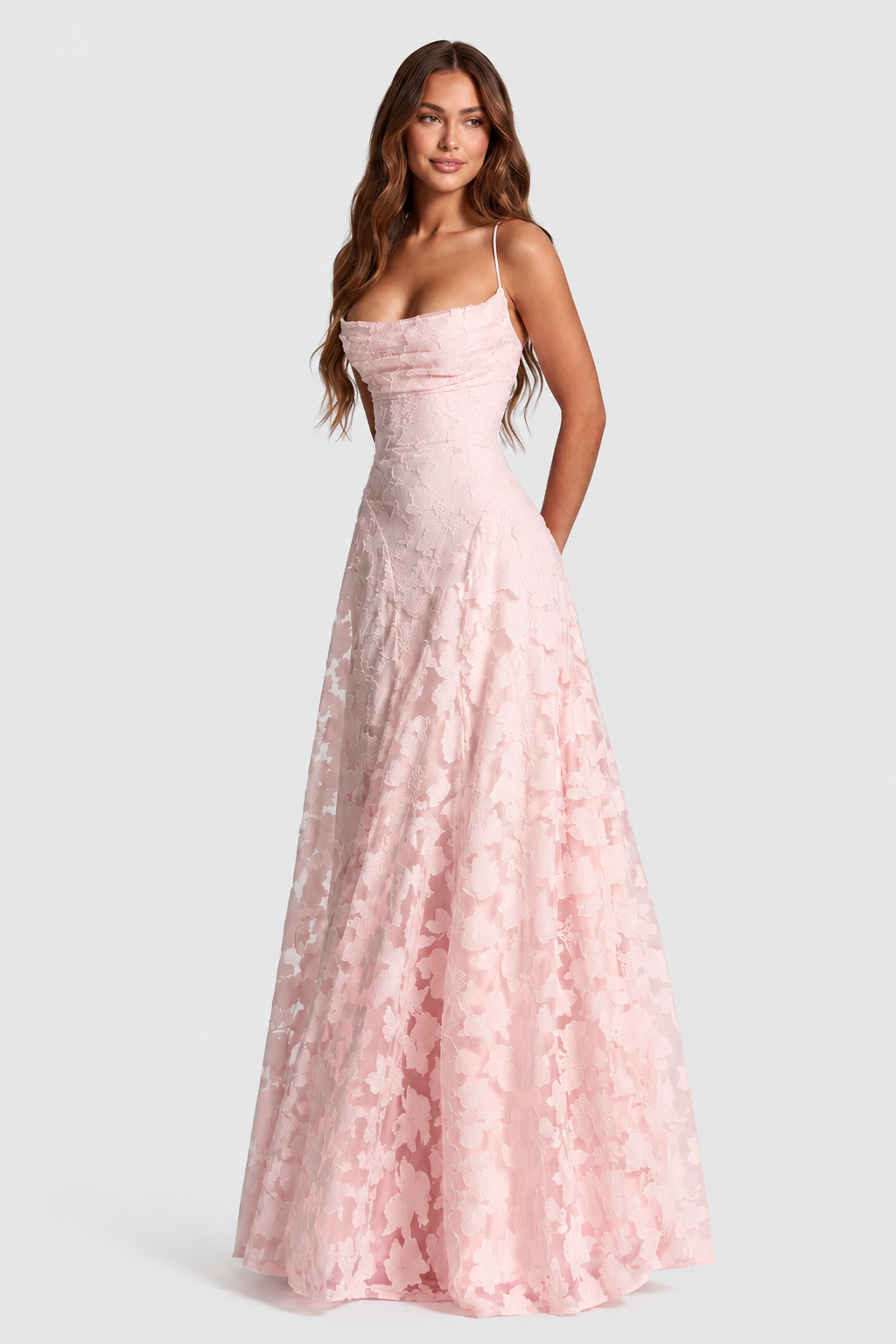 Rosa Blumenspitzen-Kleid, Dreiviertelansicht mit Blick zur Seite, drapierter Ausschnitt, schmale Träger und weiter A-Linien-Rock. 18