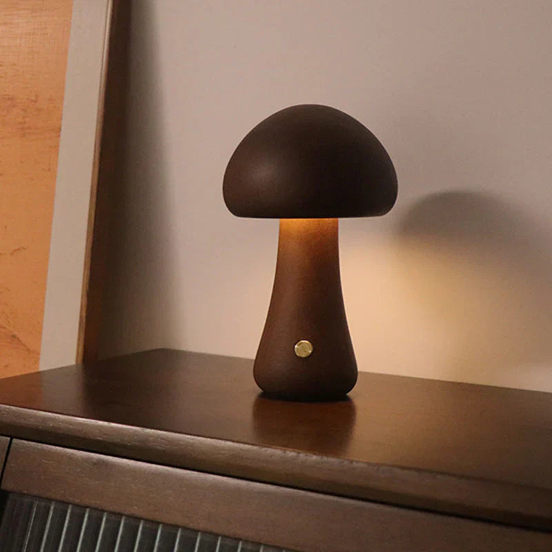 Braune Pilzlampe aus Holz auf Tisch, stimmungsvolle Beleuchtung, modernes Design, Nachttischlampe.
