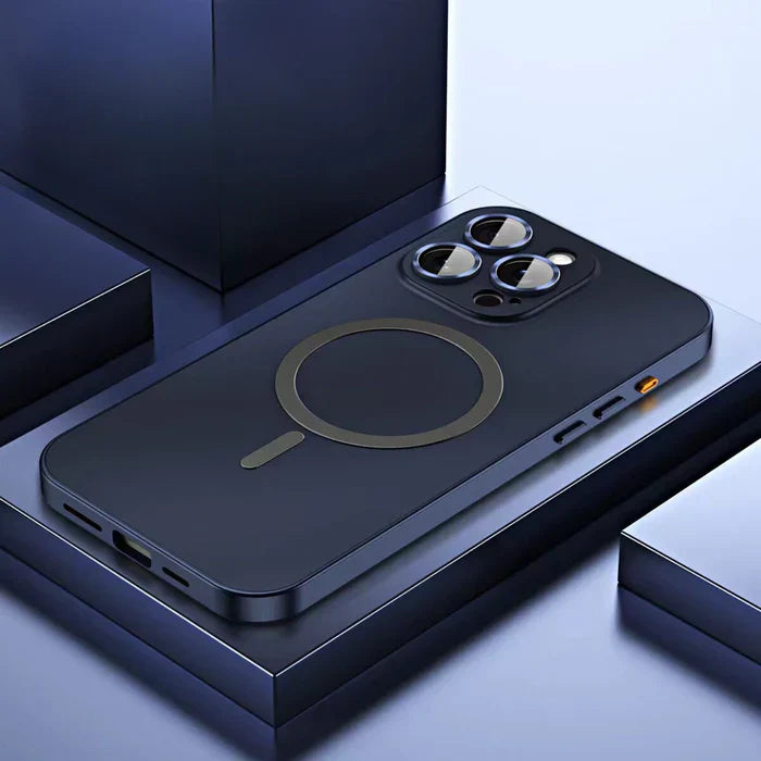 Schwarzes Smartphone mit MagSafe-Hülle, dreifache Kamera, modernes Design, auf blauem Hintergrund.