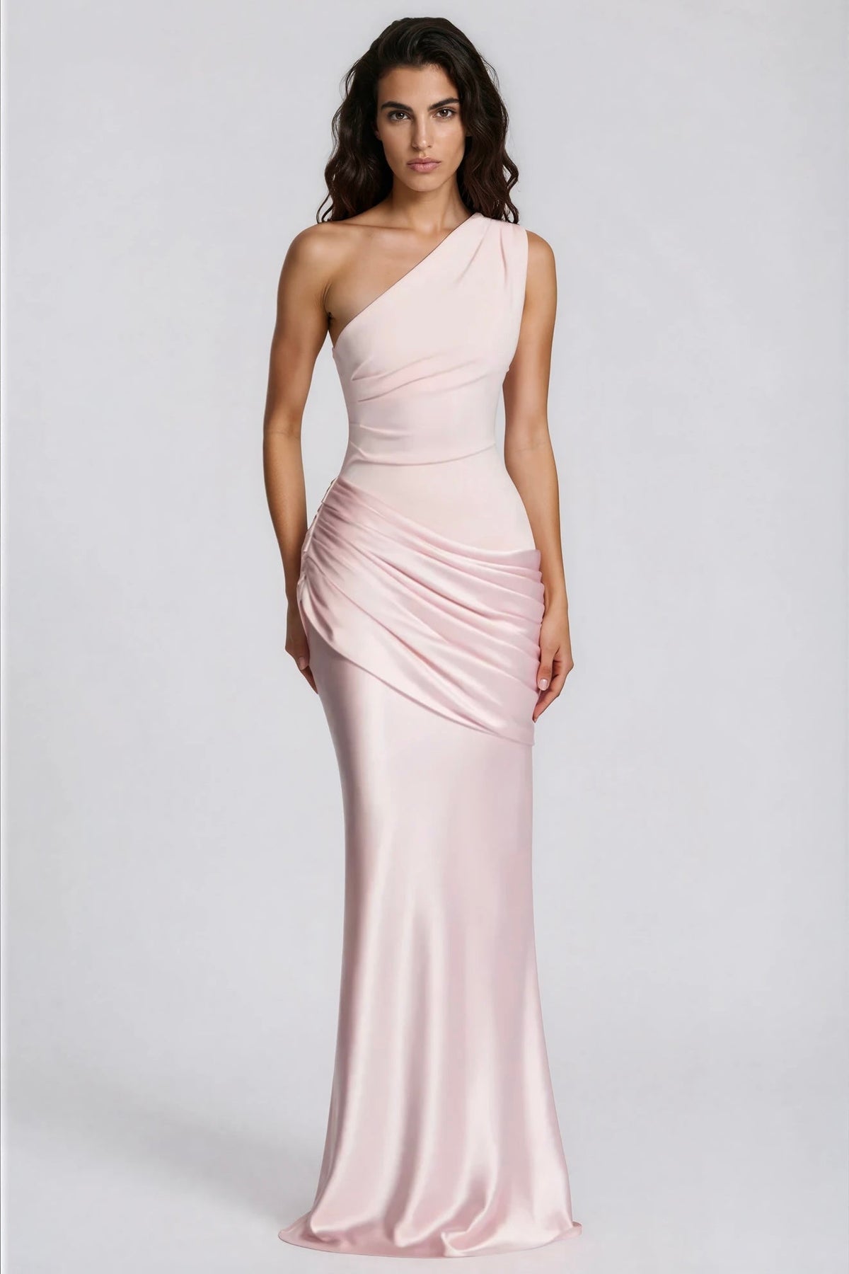 Zartrosa Maxikleid frontal getragen, Arme seitlich, mit Raffungen an der Taille und fließendem Satinrock. 32