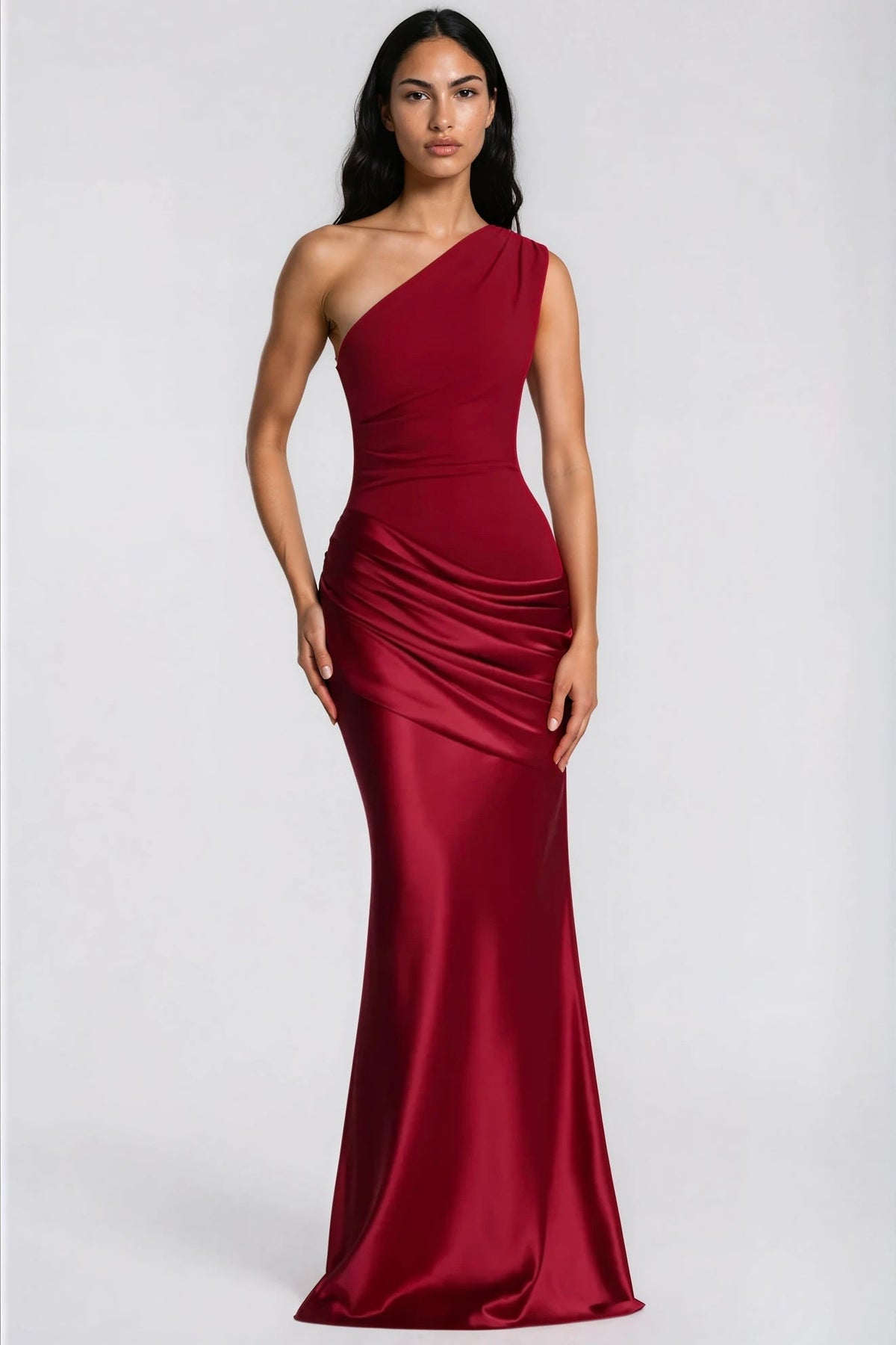 Weinrotes Einschulterkleid mit gerafftem Satinteil an der Hüfte, frontal von einem Model mit langem dunklem Haar getragen. 34