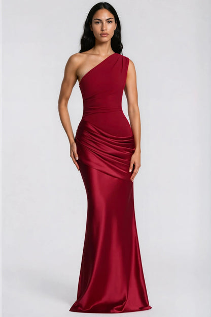 Weinrotes Einschulterkleid mit gerafftem Satinteil an der Hüfte, frontal von einem Model mit langem dunklem Haar getragen. 34