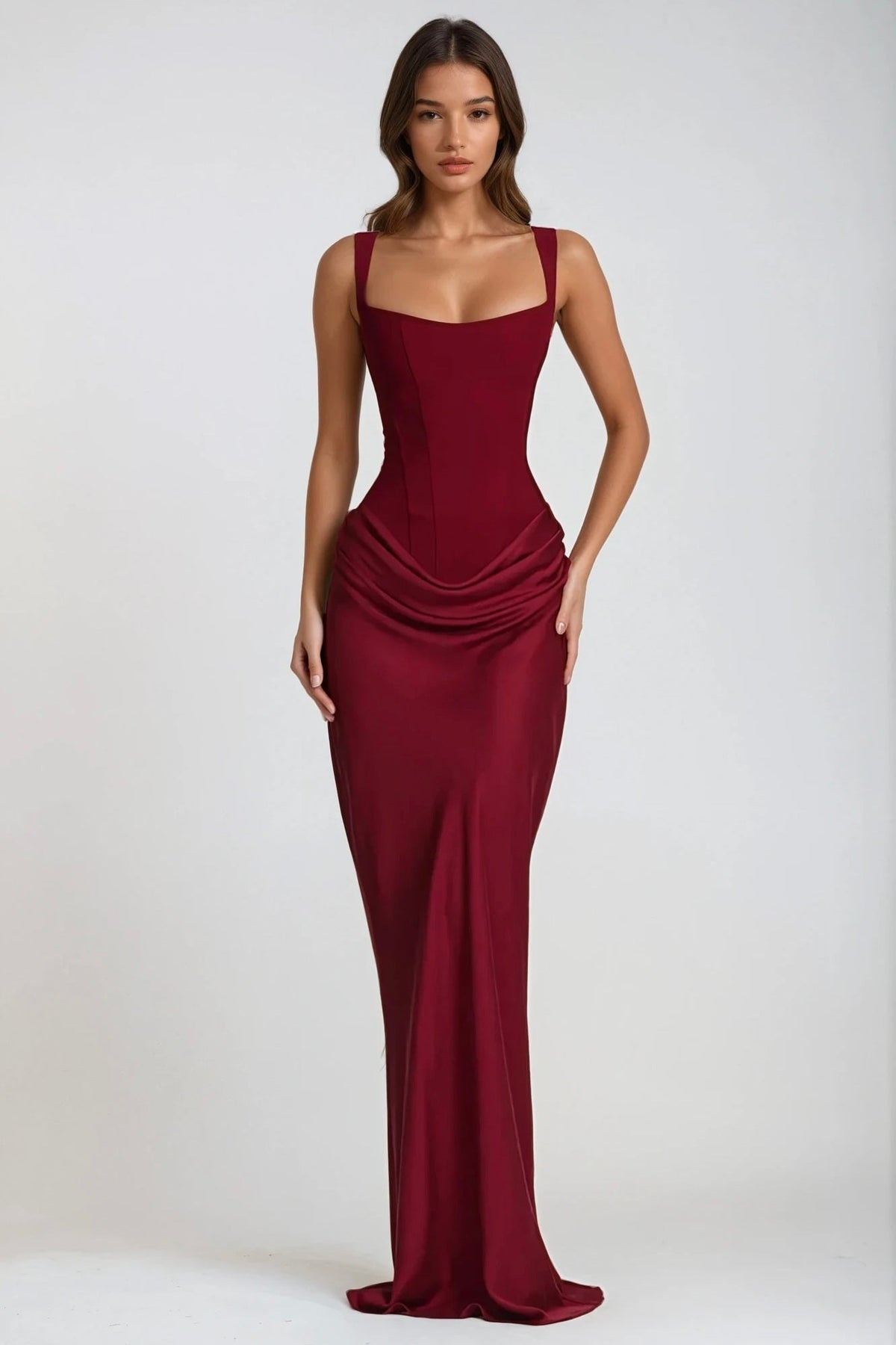 Bordeauxrotes Maxikleid in frontaler Ganzkörperansicht, eng anliegend mit Korsagenoberteil und Raffung an der Hüfte 24