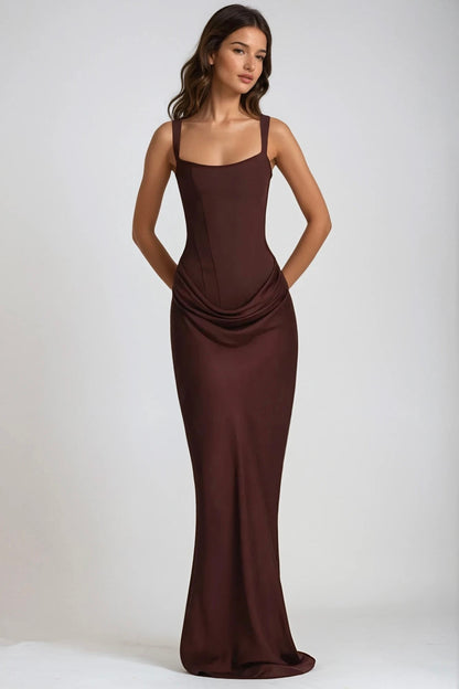 Braunes Maxikleid frontal am Model, die Hände hinter dem Rücken, Korsagenoberteil und Hüftraffung sichtbar 8