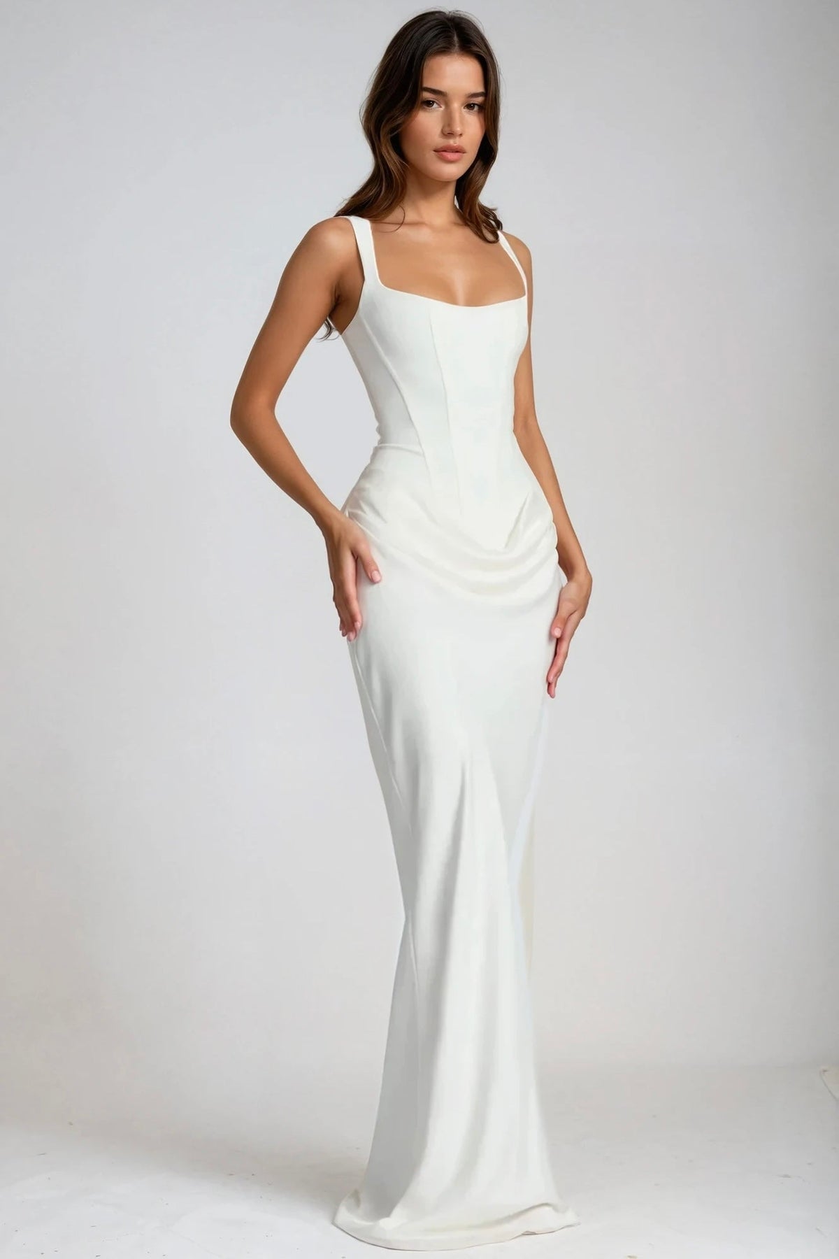 Cremeweißes Maxikleid im Dreiviertelprofil am Model, schmale Silhouette mit Raffung an der Hüfte und breiten Trägern 2