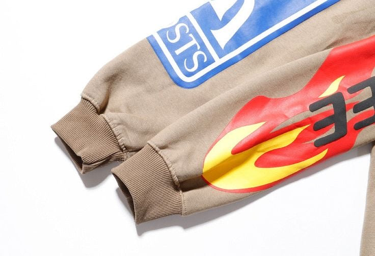 Beige Sweatshirt mit Flammen- und Logo-Print, Baumwolle, Streetwear, modisch, Unisex.