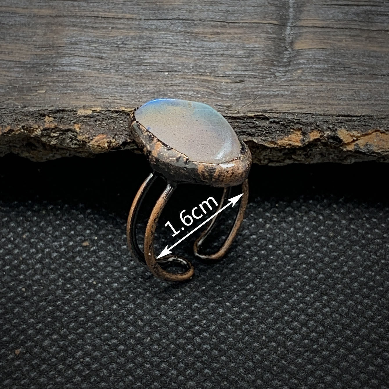 Rustikaler Ring mit ovalem Mondstein, 1,6 cm, handgefertigt, Vintage-Stil, Unikat, Schmuck.