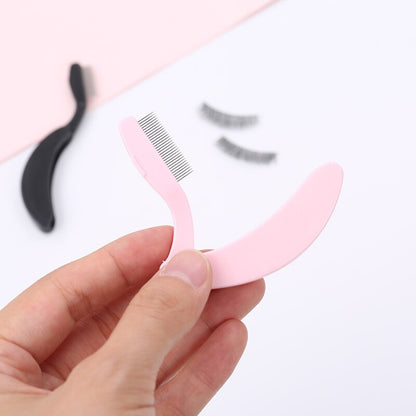 Rosa Wimpernkamm aus Kunststoff, handgehalten, für präzises Trennen von Wimpern.