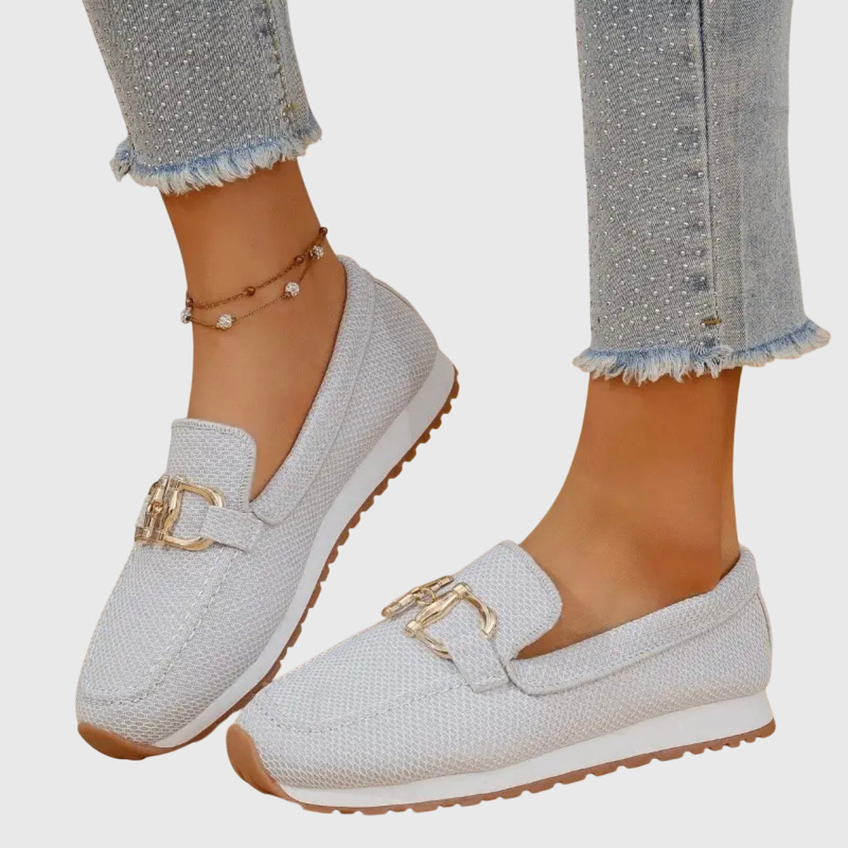 Hellgraue Slipper mit goldener Spange, seitlich getragen mit Jeans und Fußkettchen 8