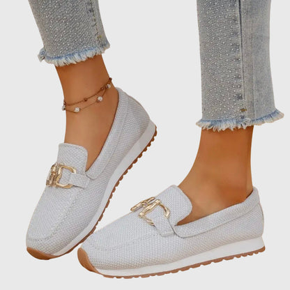 Hellgraue Slipper mit goldener Spange, seitlich getragen mit Jeans und Fußkettchen 8