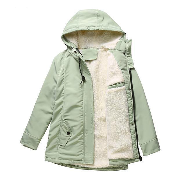 Hellgrüner Parka aufgeklappt, innen cremeweißes Fleecefutter, Kapuze und Pattentasche mit Knopf zu sehen 10