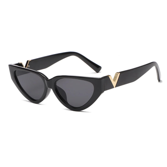Schwarze Cat-Eye-Sonnenbrille mit goldenen Details, modisches Accessoire, UV-Schutz.