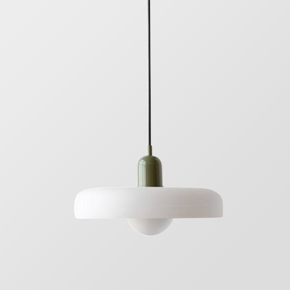 Moderne Hängelampe, weißer Schirm, grüner Sockel, minimalistisches Design, Innenbeleuchtung.