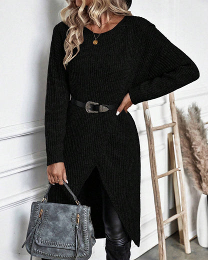 Frau in schwarzem Strickkleid mit Gürtel, graue Handtasche, modisch, elegant, Herbstmode.