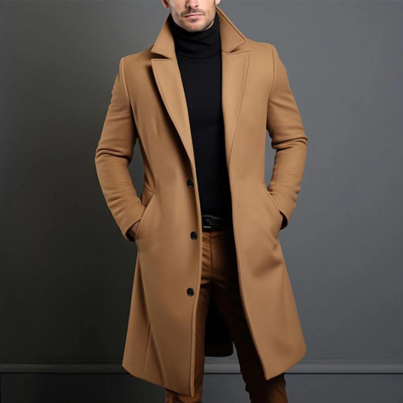 Der lange Mantel in Kamelbraun an einem Model, vorne geknöpft, mit Reverskragen, kombiniert mit schwarzem Rollkragenpullover. 2