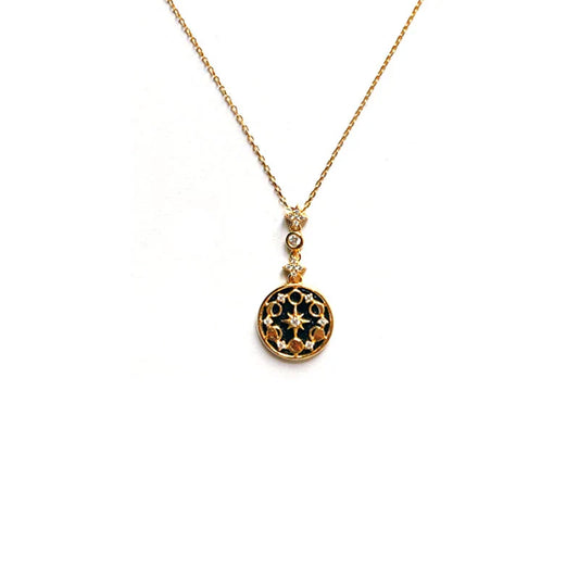 Goldene Halskette mit rundem Anhänger, filigranes Design, Damen-Schmuck, elegant, modisch.