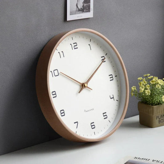 Runde Wanduhr aus Holz, weißes Zifferblatt, minimalistisches Design, moderne Dekoration.