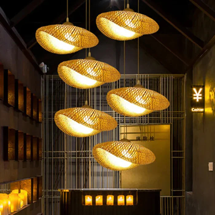 Sechs hängende Rattan-Pendelleuchten, warmes Licht, modernes Design, Wohnzimmerbeleuchtung.