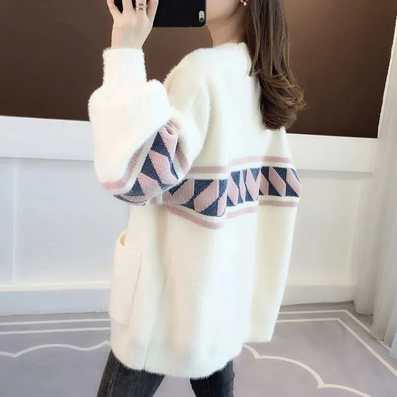 Damen Strickjacke weiß mit geometrischem Muster, weiches Material, modisch, warm, Wintermode.