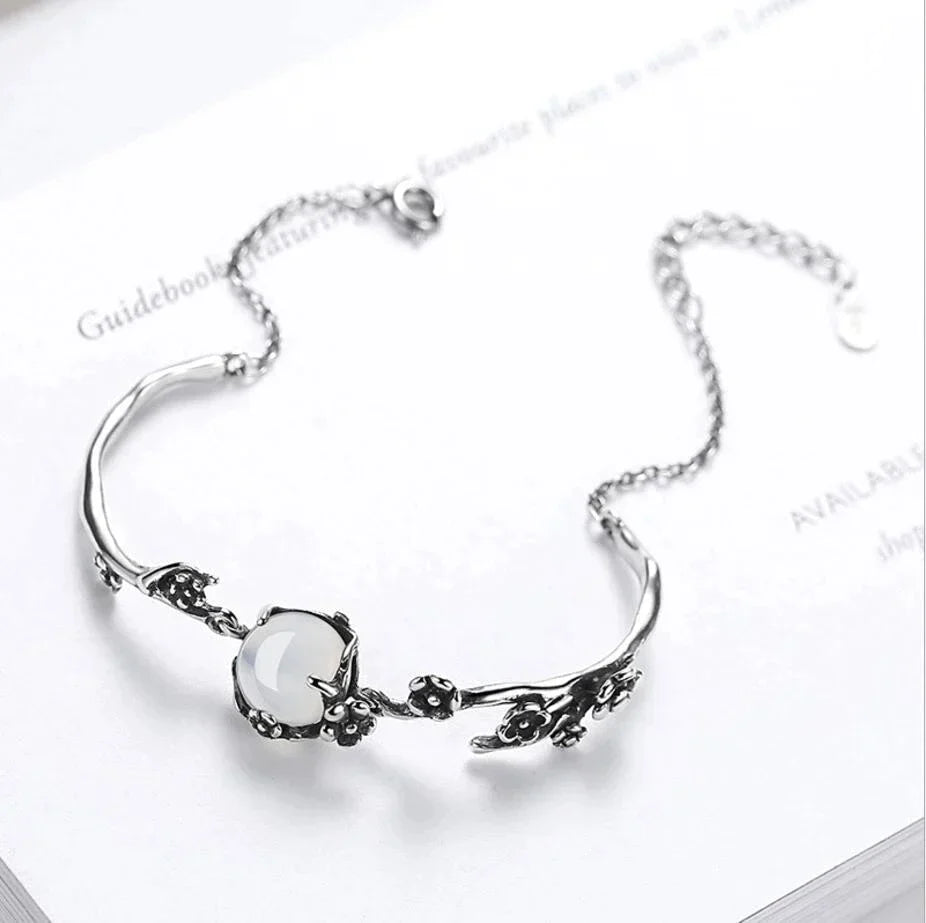 Silbernes Armband mit Kristall, florales Design, Damen-Schmuck, elegantes Accessoire.