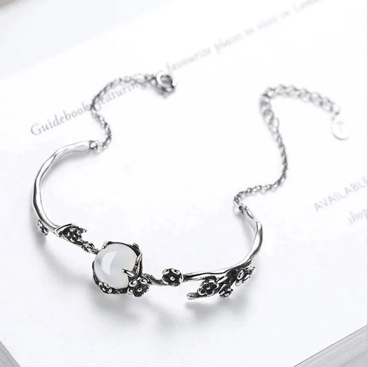 Silbernes Armband mit Kristall, florales Design, Damen-Schmuck, elegantes Accessoire.