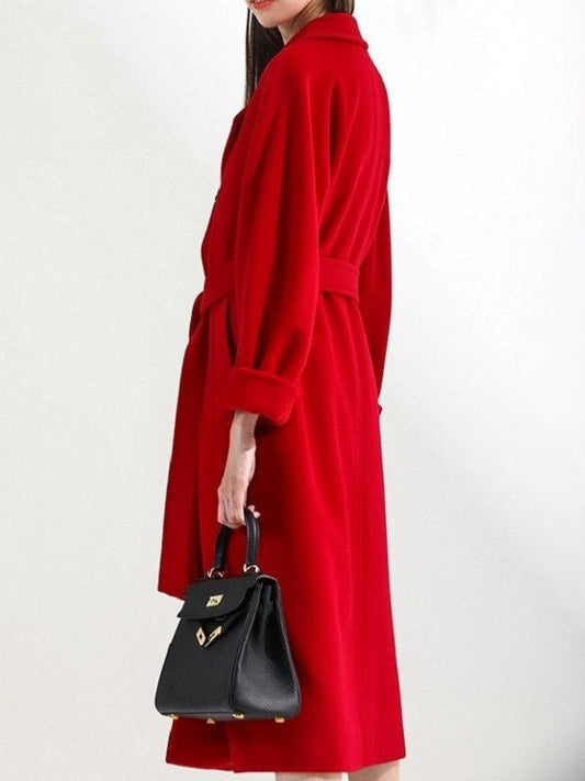 Frau im roten Wollmantel mit schwarzer Ledertasche, elegantes Herbstoutfit.
