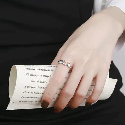 Silberner Damenring mit Zickzack-Muster, elegantes Design, Schmuck für Frauen, Geschenkidee.
