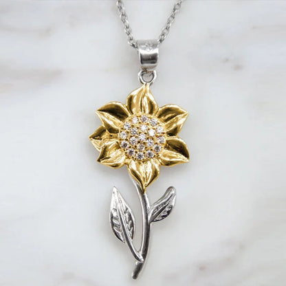 Goldene Sonnenblume Anhänger mit Strasssteinen, silberne Kette, Schmuck für Damen.