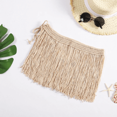 Beiger Strandrock mit Fransen, Strohhut und Sonnenbrille, Sommermode Accessoires, Urlaubsoutfit.