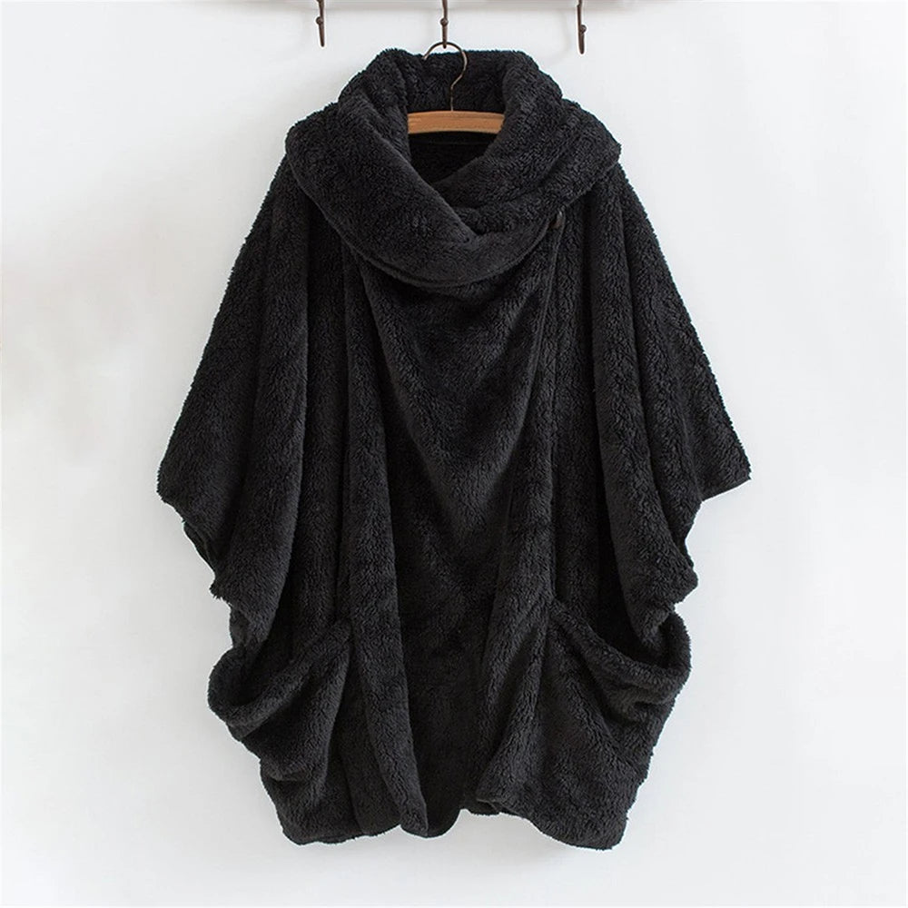 Schwarzer Fleece-Poncho mit Kapuze, kuschelig, warm, ideal für kalte Tage, modisch und bequem.
